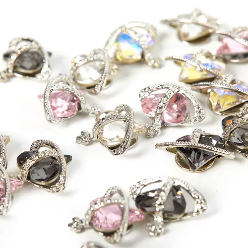 Strass en alliage de cristal Satellite, cœur incliné tordu, bijoux, décorations pour Nail Art,