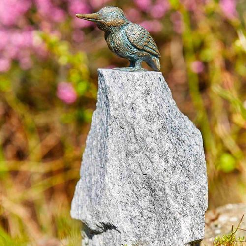 Eisvogel aus Bronze auf Granit