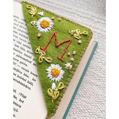 Personalized Hand Embroidered Corner Bookmark, 26 Letters Cute Flower Letter Embroidery Bookmarks, Felt Triangle Page Corner Handmade Bookmark, Felt Triangle Bookmark, Bookmarks for Book Lovers