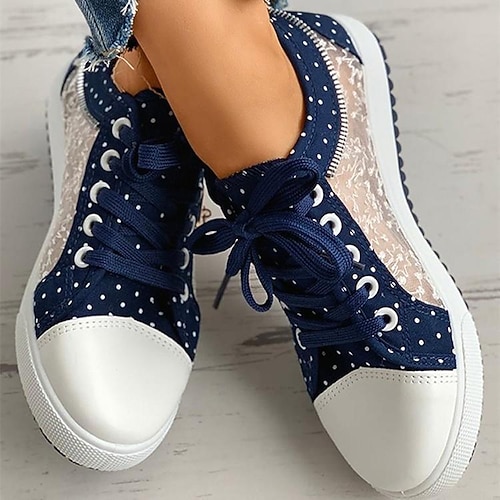 bezaubernde blaue Schnürsneaker mit floralem Spitzendetail - stylisches Damenschuhwerk mit gepunkteten Akzenten, perfekt für lässige Ausflüge Image