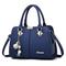 elegante blaue Damenhandtasche mit abnehmbarem Riemen und stilvoller Charm-Verzierung - perfekt fürs Büro und die Freizeit