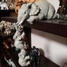 Elefanten-Harzornamente, dreiteilige Dekorationen. 3 Elefantenmütter und zwei Babys hängen am Rand von handgefertigten Statuen