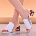 Damen Mules Blockabsatz Sandalen Übergrössen Hausschuhe im Freien Outdoor Strand Sommer Strass Blockabsatz Offene Spitze Elegant Brautkleider schlicht Minimalismus Kunstleder Halbschuhe Schwarz Wei