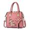 Gelbe Handtasche für Damen mit Blumenstickerei und Blumenanhänger – stilvolle und funktionelle Umhängetasche für den täglichen Gebrauch und besondere Anlässe