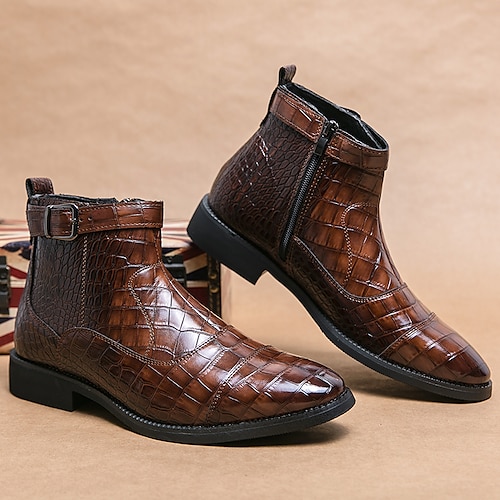 Braune Herrenstiefeletten aus Kunstleder mit Krokodilmuster, Schnalle und seitlichem Reißverschluss – stilvolle Anzugstiefel für formelle und legere Anlässe