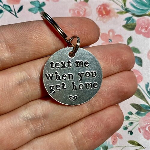 personalisiertes Geschenk für Paare – lasergravierter, sicherer Schlüsselanhänger aus Edelstahl – perfekt für den Valentinstag! Image