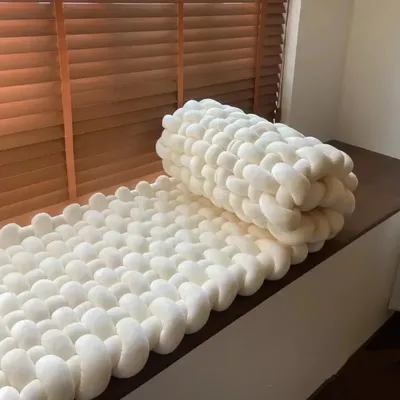 Großes Knoten-Plüschkissen, nordisches ästhetisches Stoff-gefülltes Kissen, luxuriöses quadratisches Image