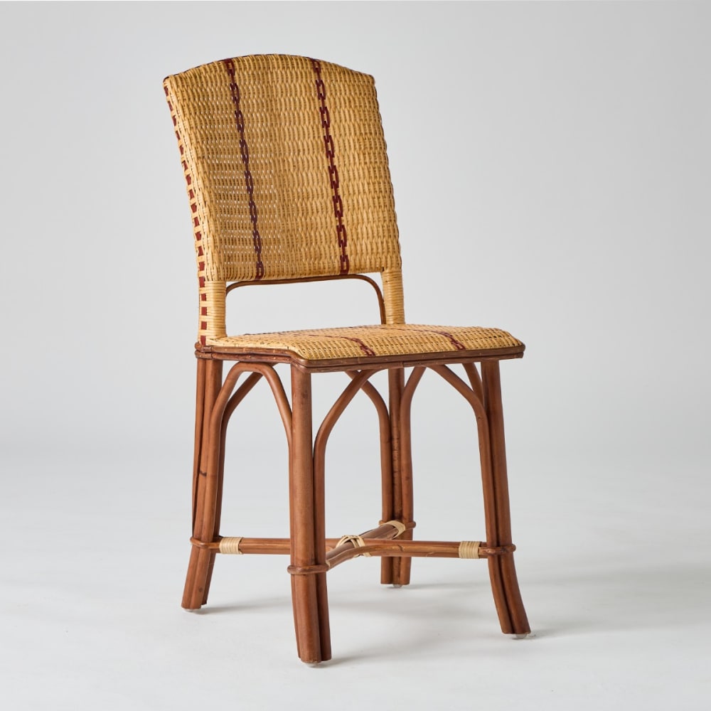 Chaise en rotin beige et liseré rouge