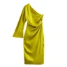 Elegantes gelbes asymmetrisches Kleid für Frauen mit einem Ärmel Midi-Kleid Exponierte Schulter