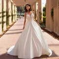 Robe de mariée A-ligne blanche en fibre de satin à col en V longue robe de Rh bouton appliqué