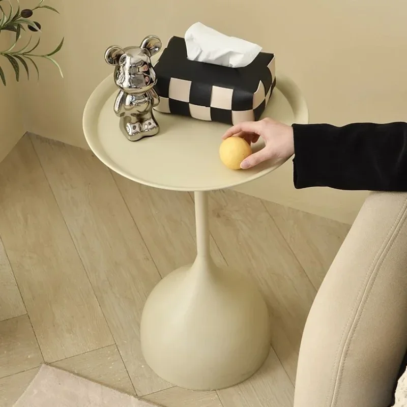 Möbel im nordischen Stil, Wohnzimmer, moderner minimalistischer kleiner Ecktisch, lackierter runder Couchtisch für Häuser Image