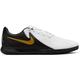 NIKE Herren Fussball-Hallenschuhe Phantom GX 2 Academy IC Low-Top Soccer Shoes, Größe 44 in WHITE/BLACK-MTLC GOLD COIN