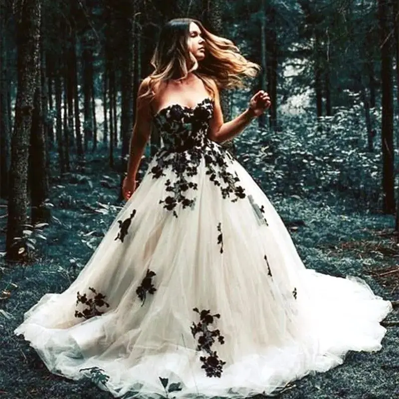 Schwarz-Weiß-Brautkleid Spitze Applikationen Schatz Hals ärmellose lange Tüll Gothic Brautkleider Court Zug angepasst