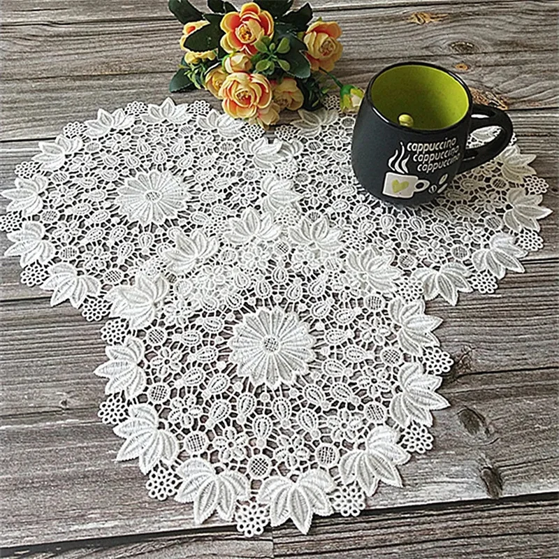 Zarte Tisch Tischset Servietten Runde Matte Pad Weihnachten Spitze Deckchen Hohl Stickerei Blumen Untersetzer Bankett Hochzeit Decor Image