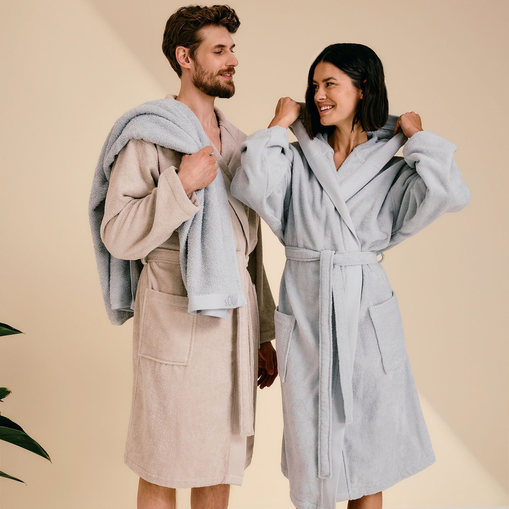 Bademantel S.OLIVER "s. Oliver Bademantel, ideal für Sauna & Spa, Hotelbademantel" Gr. M, grau (hellgrau), L:112cm, Walkfrottier, Hausmäntel, Bademantel, Kapuze mit dezenter Logoeinwebung