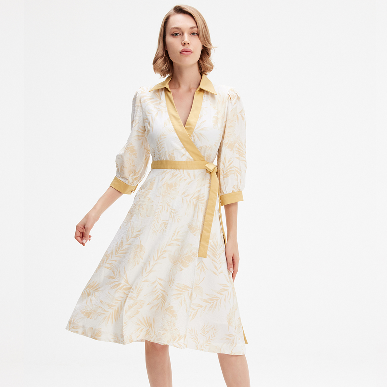 Bi-Material-Wickelkleid mit tropischem Print Image