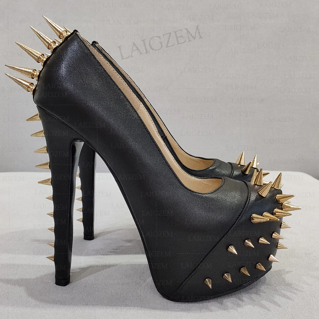 LAIGZEM Frauen Pumpen Nieten Plattform Faux Leder Heels Prom Sandalen Cosplay Spikes Handgemachte Schuhe Frau Plus Große Größe 41 44 46