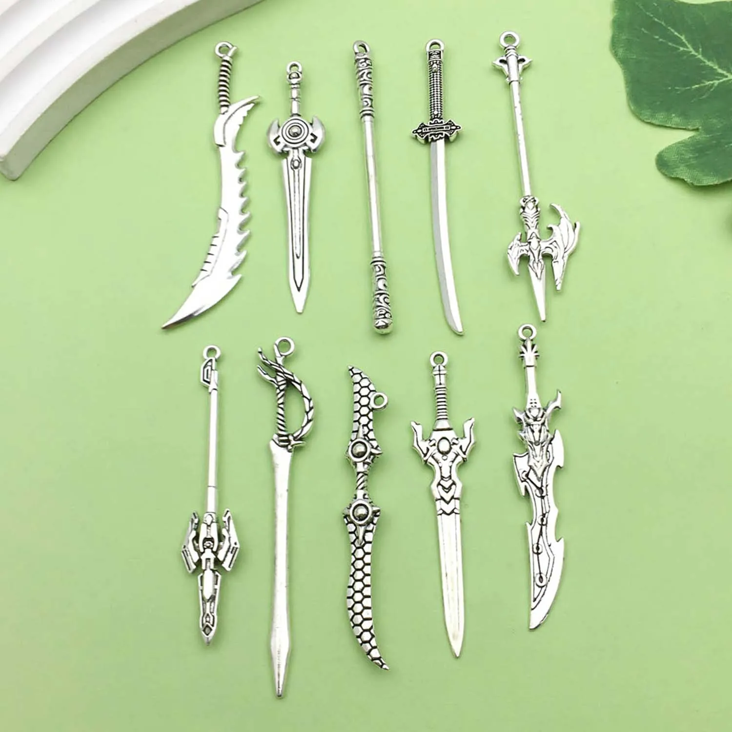 Zufällige 10 stücke antike silberne Ritter Schwerter, Pistole Charms Legierung Metall Waffe Anhänger für DIY Schmuck Herstellung Zubehör Image