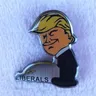 Trump pissen auf Liberals pin lustige Donald fans dekoration