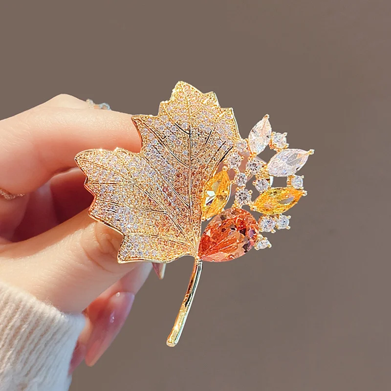 Spilla di lusso in foglia d'acero con zirconi di cristallo per le donne Spille con fiori di tulipano con strass lucidi Spilla per banchetti Gioielli con ciondoli per feste di nozze