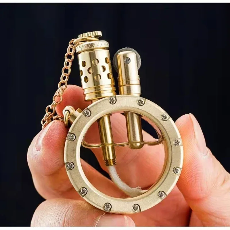 Nostalgisches Taschenuhr-Feuerzeug im handgefertigten Stil aus reinem Kupfer mit transparentem Kraftstofftank, kreatives Sammlerstück, Geschenk für Männer. Image