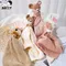 Baby Sleeping Toy succhietto asciugamano bavaglino animale orso mucca bambola neonati morbido Comfort bavaglino animale adorabile coperta di sicurezza per bambini con rumore