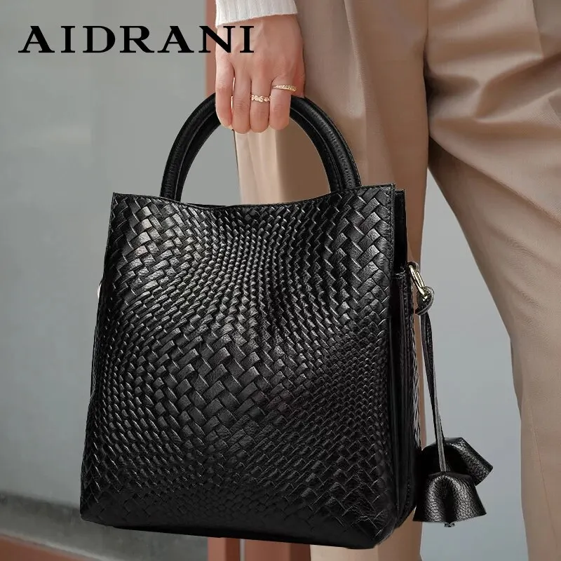 Aidrani eine schwarze Damen handtasche aus hochwertigem Rindsleder material mit gewebten Mustern und geprägten Mustern mit a la Image