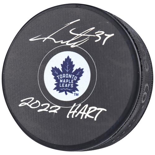 Von Auston Matthews, Toronto Maple Leafs, signierter Hockeypuck für den Gewinner der Hart Trophy 2022 mit der Aufschrift „2022 Hart“