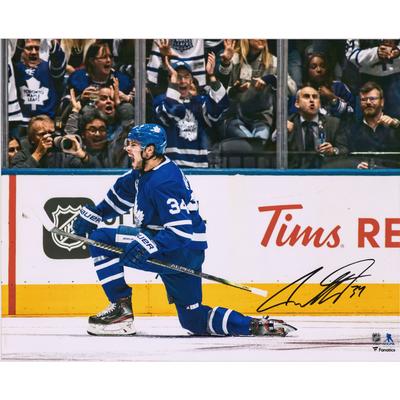 Autogrammfoto von Auston Matthews von den Toronto Maple Leafs (16 x 20 Zoll) bei der Torjubel-Party in blauem Trikot Image