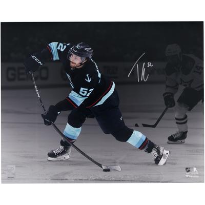 Tye Kartye Seattle Kraken signiertes 16" x 20" Deep Sea Blue Jersey Shooting-Foto Image