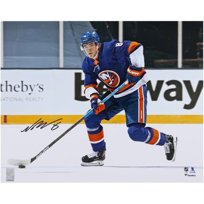 Signiertes Skating-Foto von Noah Dobson (New York Islanders), 16 x 20 Zoll, blaues Trikot Image