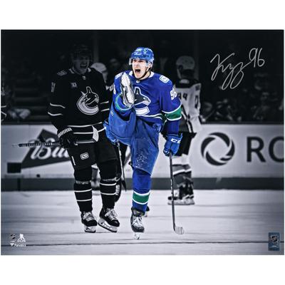 Vancouver Canucks - Signiertes Foto von Andrei Kuzmenko (16 x 20 Zoll) mit Celebrating Spotlight Image