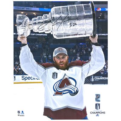 J.T. Compher Colorado Avalanche signiertes 16" x 20" 2022 Stanley Cup Champions Raising Cup Foto Image