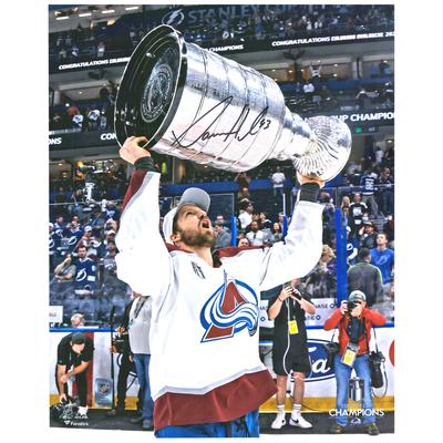 Von Darren Helm signiertes 16" x 20" Foto der Colorado Avalanche Stanley Cup Champions Raising Cup 2022 Image