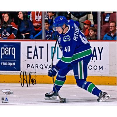 Signiertes Foto von Elias Pettersson (Vancouver Canucks) mit blauem Trikot (20,3 x 25,4 cm) beim Shooting