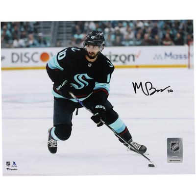 Matty Beniers Seattle Kraken signiertes 8" x 10" Marine-Trikot mit Puck-Foto Image