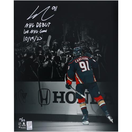 Signiertes NHL-Foto von Leo Carlsson von den Anaheim Ducks (16 x 20 Zoll) mit mehreren Inschriften, von seinem Debüt und der Feier zum 1. Tor – Limitierte Auflage von 23 Stück