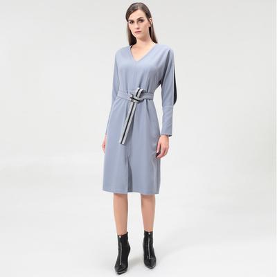 Kleid mit V-Ausschnitt und Fledermausärmeln