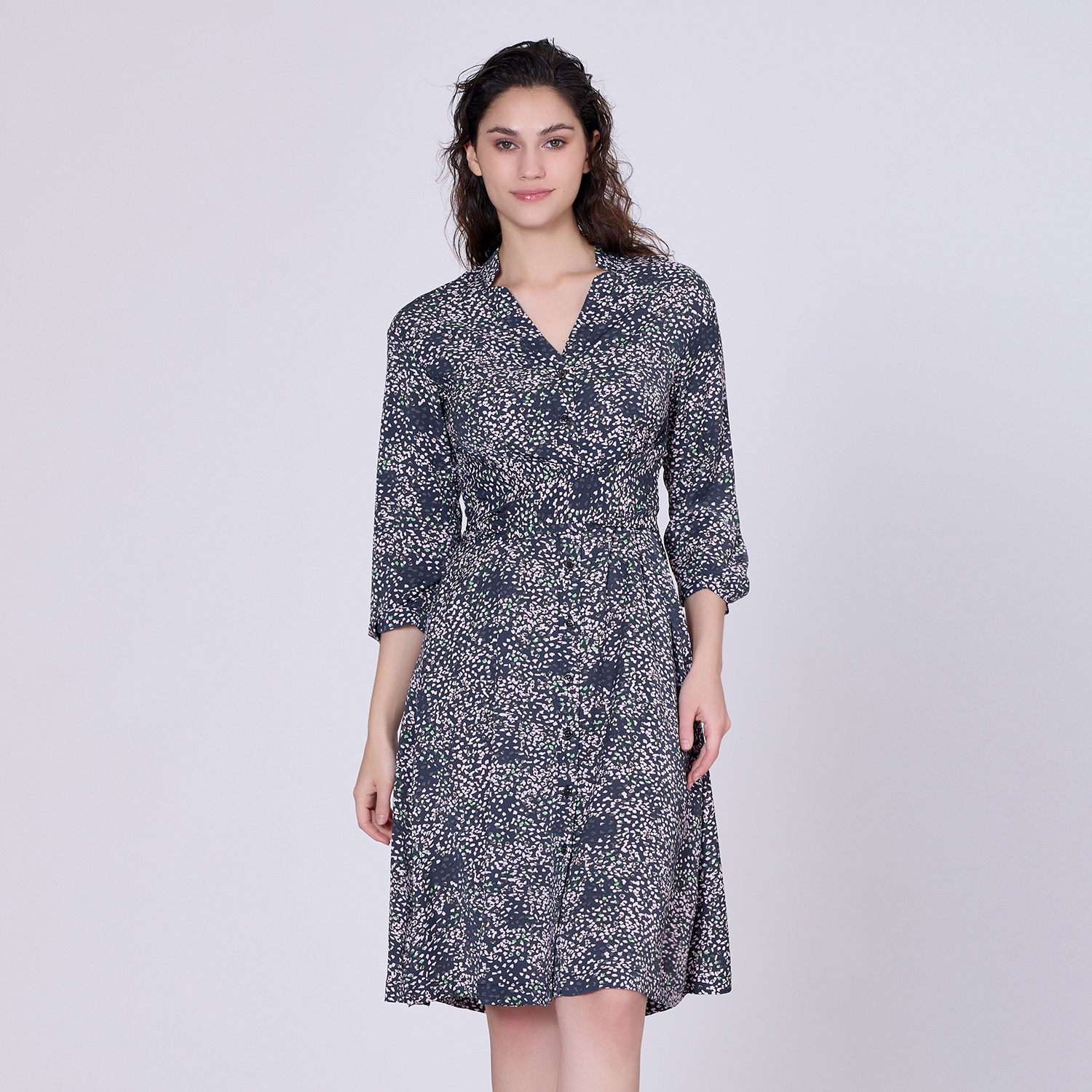 Minimalistisches bedrucktes Teekleid und 3/4-Ärmel