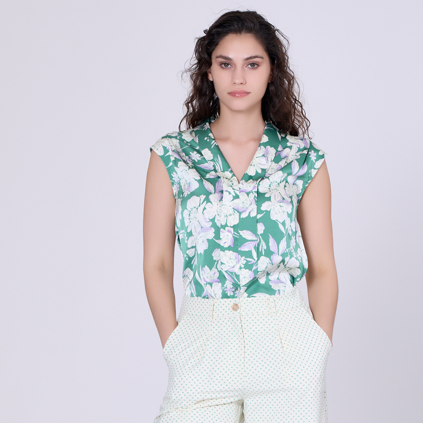 Ärmellose Bluse mit breitem, flachem Kragen und Makroblumendruck Image