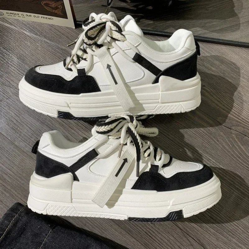 Schwarze Studentinnen, farblich passende hohe Schuhe, warme Schuhe im koreanischen Stil im Herbst und Winter 2024