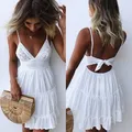 Abiti sexy in pizzo Abito bianco con cinturino per spaghetti Abito estivo da spiaggia Mini abito da festa A-line con scollo a V Bohe Abito a pieghe aperto sul retro