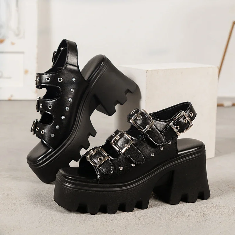 Punk-Plateau-Sandalen mit Metallschnalle für Damen, 2025, Sommer-Nieten-Dekor, schwarze Gothic-Sandalen für Damen, Übergröße 42, hochhackige römische Schuhe