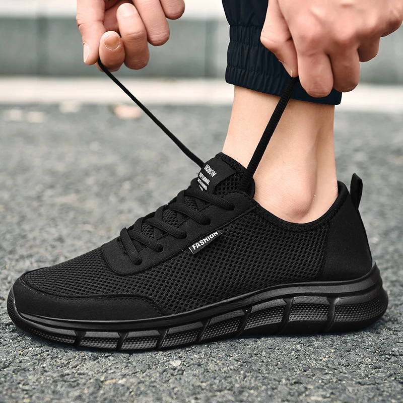 MAEDEF Neue Turnschuhe Herren Atmungsaktives Mesh Leichte Casual Walking Man Schuhe Große Größe 39-48 Bequeme Schwarze Turnschuhe für Männer