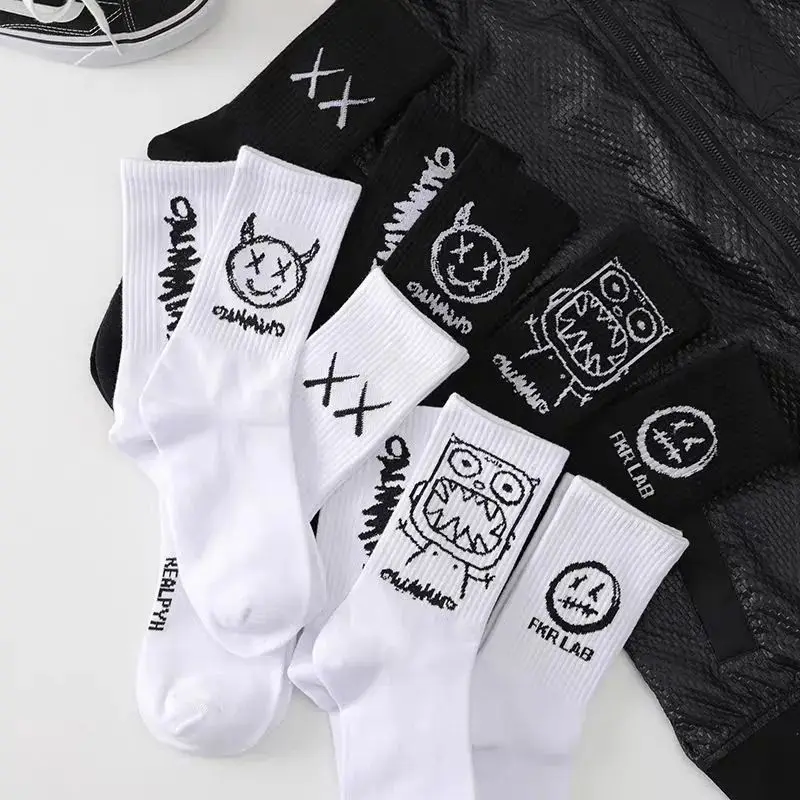 Männer Frauen Socken Baumwolle Einfachheit Anime Teufel Grimasse Harajuku Schwarz Weiß Graffiti Mode Lange Lustige Hip Hop Sox Unisex medias