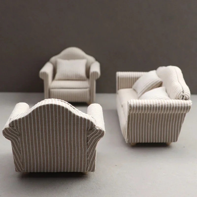 1:12 Mini-Möbel, Sofa, DIY-Dekoration, Puppenhaus, Mini-Möbel, Wohnzimmermöbel, weißes beiges Sofa mit Kissen