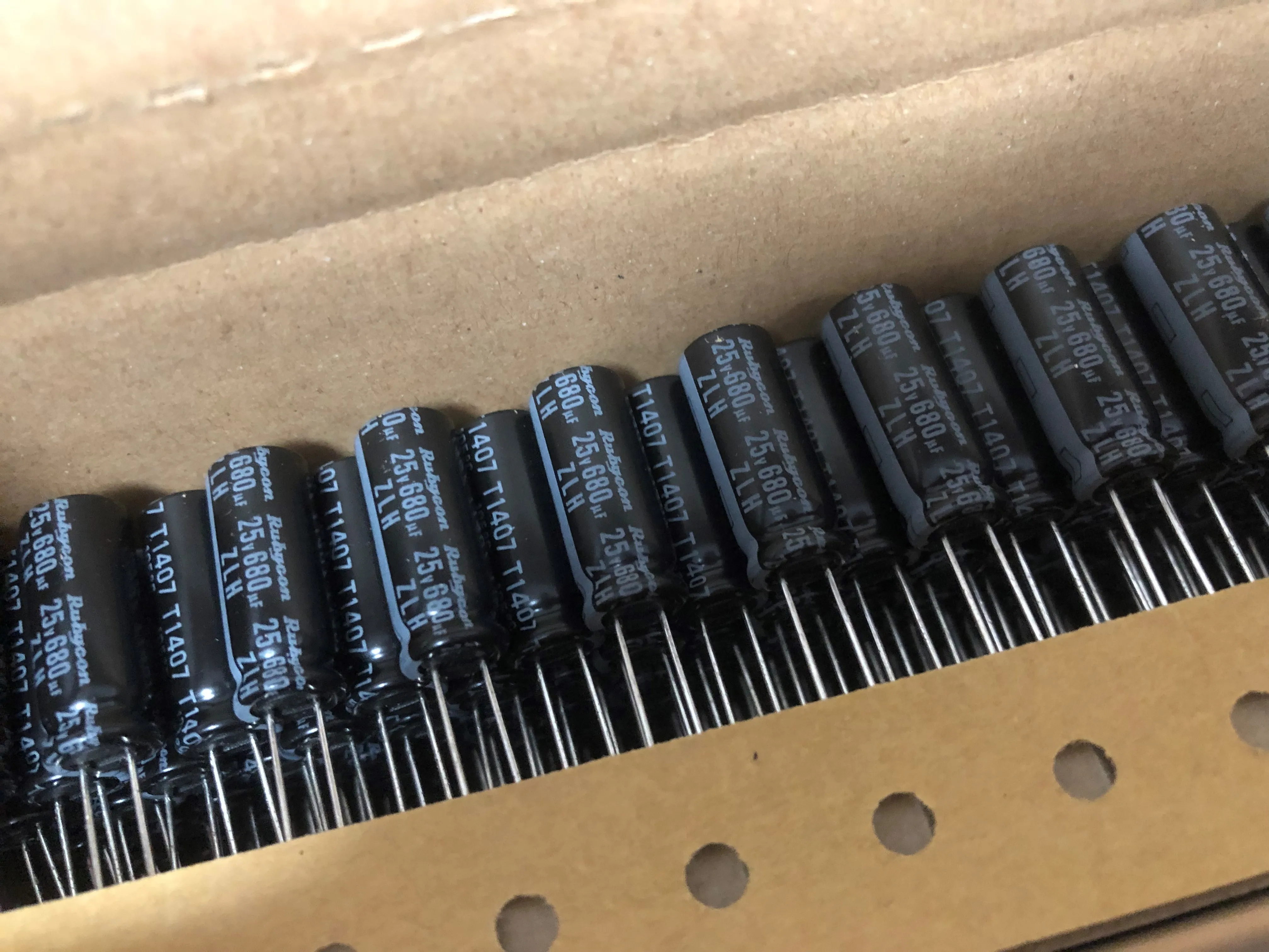 2024 10 Stück NEU RUBYCON ZLH 25V680UF 8X20 10x16 105 Grad 680UF/25V Hochfrequenz niedriger Widerstand und lange Lebensdauer ZLH 680Uf 25V Image