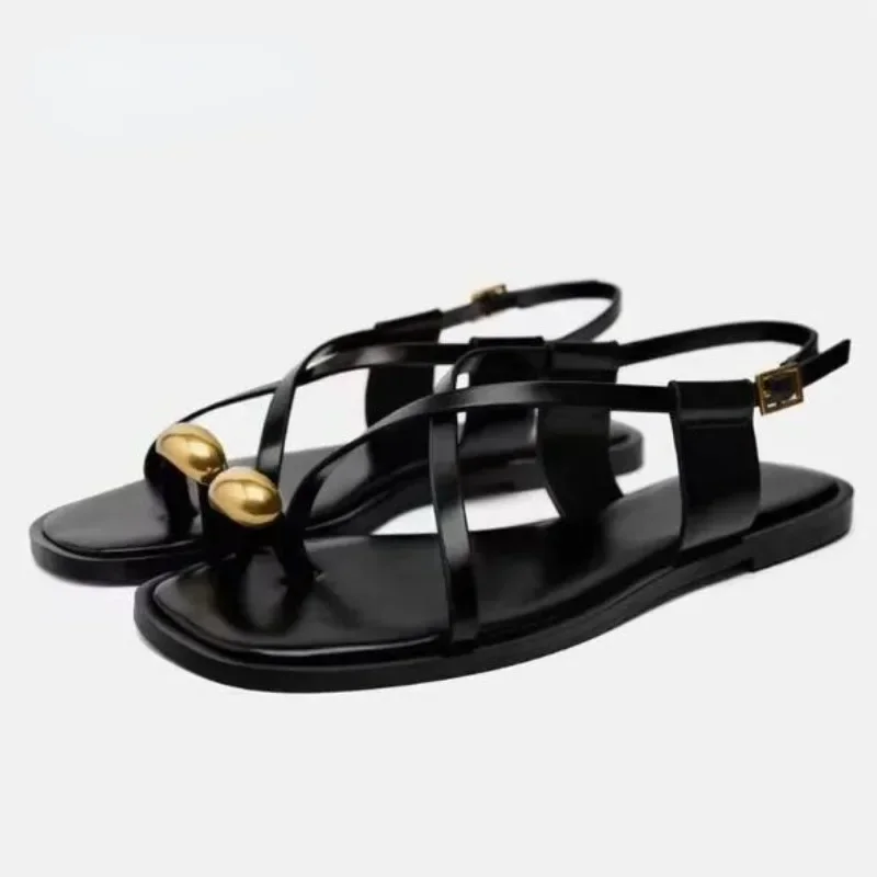 Sexy dünne Riemen flache Sandalen Frauen 2025, Sommerschuhe, schickes Metall, quadratische Zehen, weiches Leder, Strand-Onkogene-Schuhe für Damen im Großhandel