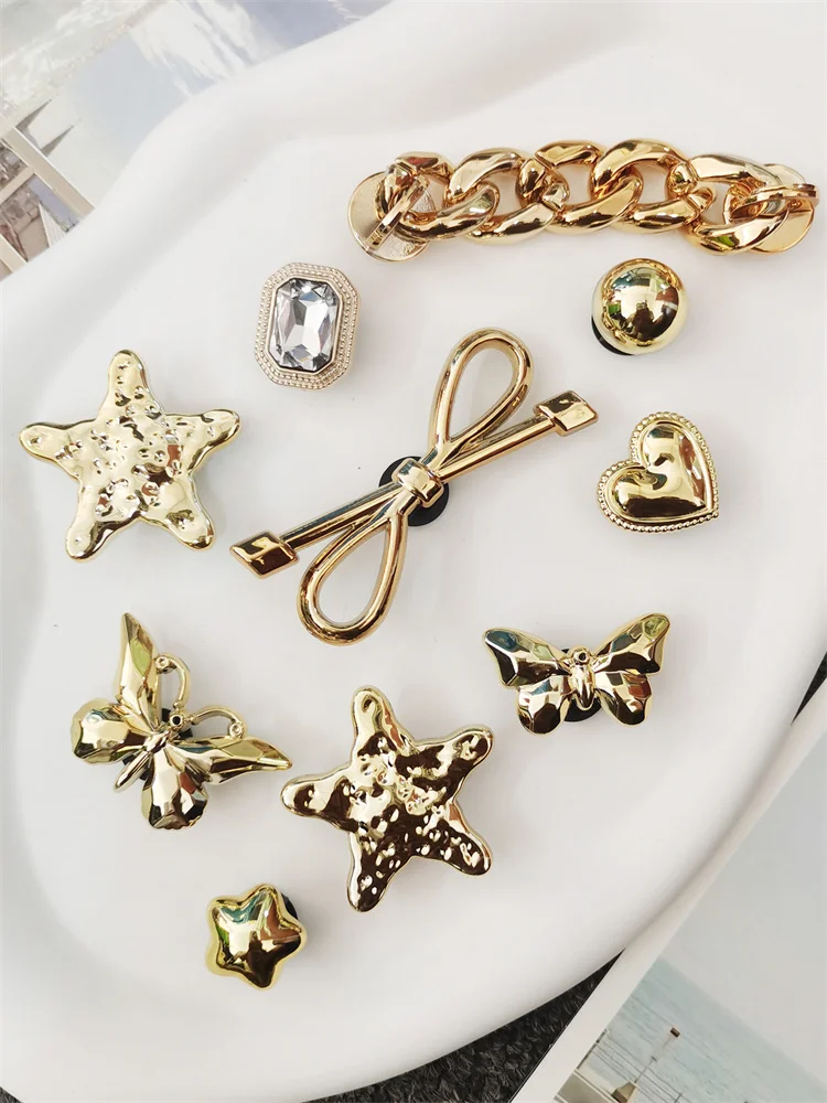 10PCS Schuh Charms Schnallen Zubehör DIY Clog Teile Gold Farbe Kette Bowtie Stern Dekorationen Fit Frauen Erwachsene Strand Tasche sandalen