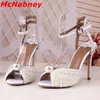 Neue Art Perlens andalen Peep Toe handgemachte feste milch weiße Frauen Schuhe Knöchel Schnallen Träger dünne High Heel Hochzeits sandalen